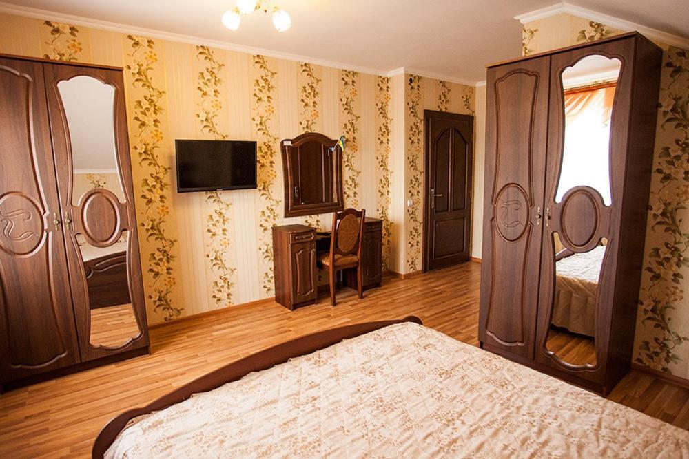 Hotel Goldenluxe Beregovo Exterior foto