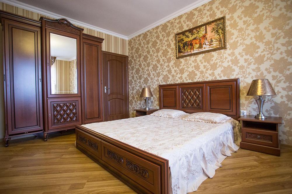 Hotel Goldenluxe Beregovo Exterior foto